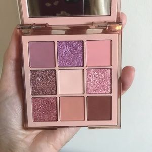 Huda Beauty Nude eyeshadow palette in Light